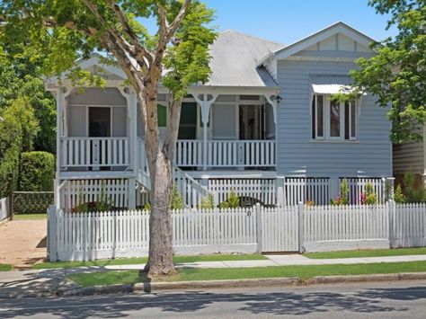 Exterior House Colors Australian, Queenslander Renovation, Queenslander House, Weatherboard House, Hamptons Style Home, Things To Keep In Mind, Exterior Color Schemes, White Exterior, Australian Homes