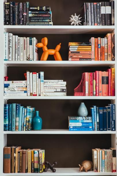 Color Coordinated Bookshelf With Contemporary, Decorative Bookends Bookshelf By Color, Color Block Bookshelves, Organize Bookshelves, Sunroom Library, Organize Books, Pride Event, Bookshelf Inspiration, Shelf Book, Bookshelves In Living Room