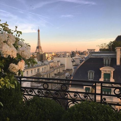 Scrunchies Aesthetic, Paris Balcony, Sunset Photography Nature, Vsco Outfits, French Balcony, Balcony View, France Aesthetic, Balcony Flowers, Aesthetic Vsco