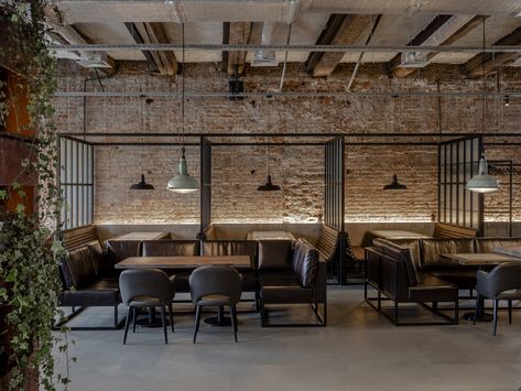 Bar Space Design, Restaurant Industrial Design, Industrial Coffee Shop, Modern Restaurant Design, Wooden Beams Ceiling, Industrial Cafe, Industrial Restaurant, Industrial Coffee, Hallway Designs