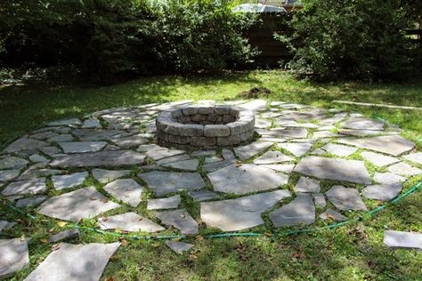 Diy Stone Patio, Outside Fire Pits, Fire Pit Materials, Outdoor Fire Pit Designs, Fire Pit Landscaping, Stone Fire Pit, Flagstone Patio, Garden Fire Pit, Fire Pit Area