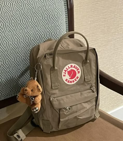 Kanken Backpack Aesthetic, Kanken Backpack Mini, Pretty Tote Bags, Backpack Fjallraven, Messanger Bag, Kanken Mini, School Bag Essentials, Aesthetic Backpack, Backpack Brands