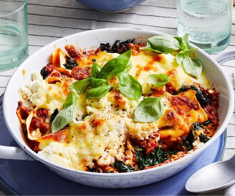 This lentil and kale lasagne is a vegetarian twist on comfort food full of nutritious legumes and vegies. In an easy one-pot skillet pan saves cleaning Deconstructed Lasagna, Lentil Pizza, Lasagna With Spinach, Recipes Using Pork, Vegetarian Lasagne, Canned Lentils, Skillet Lasagna, Winter Soup Recipe, Lasagne Recipes