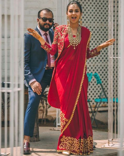 Every Wednesday, in our #AskUsAnythingWeddings session on Instagram, a lot of you have been asking us how to style a traditional saree with a contemporary touch. So, to get you out of all the stress of giving your mom's age-old saree a modern touch, we bring some quirky ideas for you to style your traditional attire.Stay updated with us for more ideas on trending blouse designs for your wedding functions! Jacket Saree, Saree Jacket Designs, Red Sari, Saree Jackets, Moti Work, Saree Draping Styles, Modern Saree, Indian Saree Blouses Designs, Saree Blouse Patterns