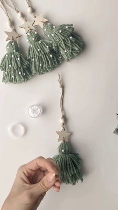 Tassel Christmas Trees, Christmas Tree Ornament Macrame, Christmas Charms Diy, Christmas Tree Decorations Handmade, Natural Christmas Tree Ideas, Diy Christmas Tree Ideas, Christmas Ornament Ideas, Christmas Decorations Diy Crafts, Diy Christmas Ornament