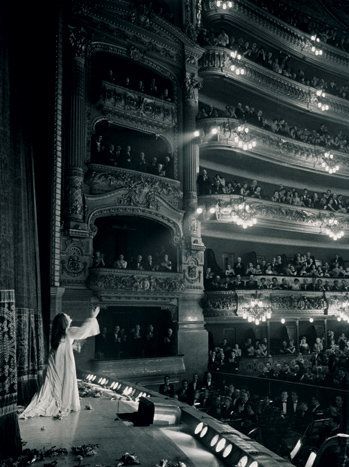 Joan Sutherland at her debut at the Old Met in Lucia | [photographer unknown] I saw her here at the Old Met, Lucia di Lamamore. Joan Sutherland, La Traviata, A Night At The Opera, Maria Callas, Theatre Life, Opera Singers, Foto Art, Theatre Kid, Phantom Of The Opera