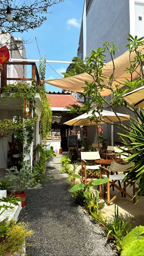 Coffee Shop Garden Outdoor, Garden Cafe Outdoor Coffee Shop, Coffee Shop Architecture, Industrial Coffee Shop Design, Industrial Coffee Shop, Small Shop Design, Backyard Cafe, Shop Architecture, Coffee House Design