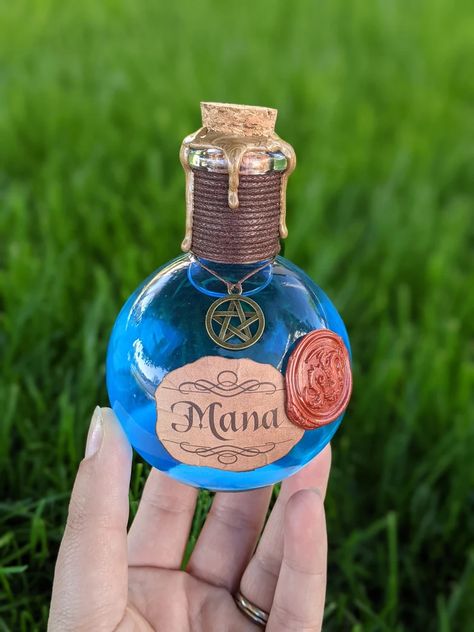 Health Potion, Potion Bottles Diy, Cool Potion Bottles, Potions Aesthetic, Mana Potion, Magic Potion, Zelda Potions, Potion Bottles, Mermaid Potion