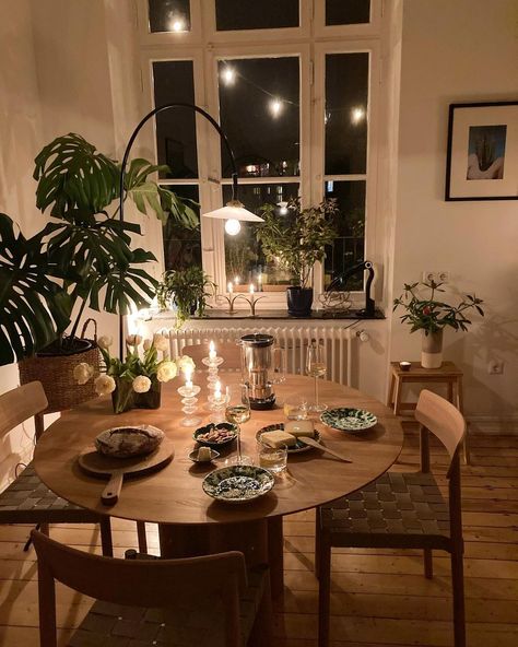 Chill Dining Room, Big Carpet Living Rooms, Small Dining Room Aesthetic, Clean Living Aesthetic, Dining Room Apartment Ideas, Dinning Room Aesthetic, Nyc Kitchen Apartment, Downtown Apartment Aesthetic, Small Appartement