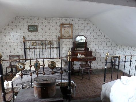 1910s miner's cottage bedroom at Beamish Museum Edwardian Bedroom, Cottage Homes Interior, Interior Art Deco, Victorian Bedroom, Victorian Interior, Victorian Interiors, House Restoration, Country Cottage Decor, Attic Renovation