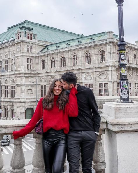 Couples Photos Vienna, Budapest November Outfit, Vienna Photoshoot Ideas, Prague Photo Ideas Winter, Viena Photo Ideas, Vienna Couple Photos, Vienna Christmas Outfit, Budapest Outfit Winter, Vienna Austria Winter