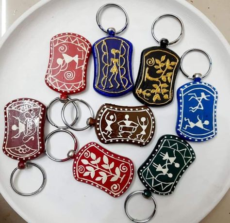 Terracotta Decor, Worli Painting, Warli Art, Diy Fabric Jewellery, Keychain Craft, Fabric Jewellery, Lippan Art, Wooden Keychain, Glass Bottles Art