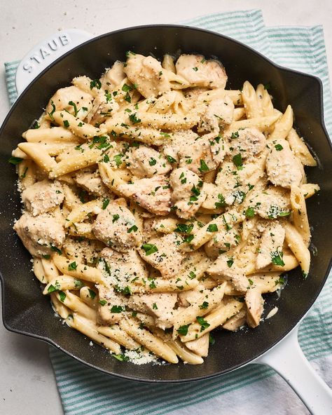 Easy Chicken Alfredo Pasta, Chicken Alfredo Sauce, Panini Recipes Chicken, Braised Chicken Breast, Resep Pasta, Crockpot Chicken Breast, Pasta Recipes Alfredo, Pasta Alfredo, Chicken Skillet