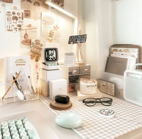 Brown Desk Aesthetic, Cozy Office Space, Girl Desk, Brown Desk, Green Desk, Cozy Office, Desktop Setup, Desk Inspo, Study Room Decor