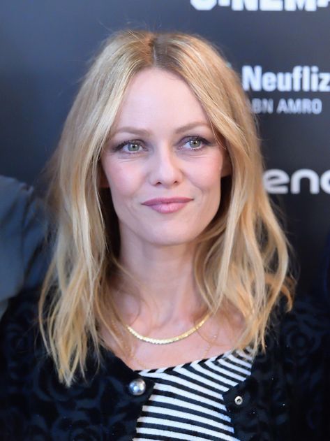 HAPPY 48th BIRTHDAY to VANESSA PARADIS!! 12/22/20 Born Vanessa Chantal Paradis, French singer, model, and actress. Paradis became a child star at the age of 14 with the worldwide success of her single "Joe le taxi". Since 1991, Paradis has been a spokesmodel for Chanel. Lily Rose Depp Mother, Johnny Depp Kids, Vanessa Paradis Johnny Depp, Johnny Depp News, Only Daughter, I Like Your Hair, Isadora Duncan, Vanessa Paradis, French Models