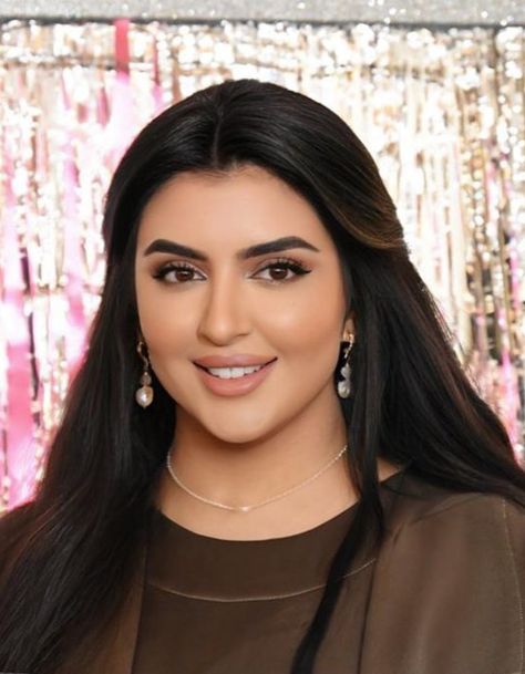 In pics: Sheikha Mahra attends fine jewellery event in The Dubai Mall – Emirates Woman Mahra Al Maktoum, How To Look Smart, Sheikha Mahra, The Dubai Mall, Mohammed Bin Rashid Al Maktoum, Rashid Al Maktoum, Fake Nails Designs, Egyptian Beauty, Leo Dicaprio