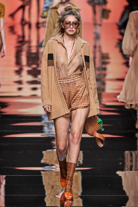 Fendi Spring 2020 Ready-to-Wear Fashion Show Collection: See the complete Fendi Spring 2020 Ready-to-Wear collection. Look 32 Popular Spring Outfits, Clothes Board, Fendi Fashion, 2020 Fashion Trends, Spring Fashion Outfits, Looks Street Style, 가을 패션, Fashion Show Collection, Fashion 2020