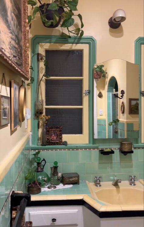 Maximalism Bathroom, Americana Bathroom, Funky Bathrooms, 1980s Bathroom, Vintage Homes, Eclectic Bathroom, Cozy Spaces, Vintage Bathrooms, Future Apartment