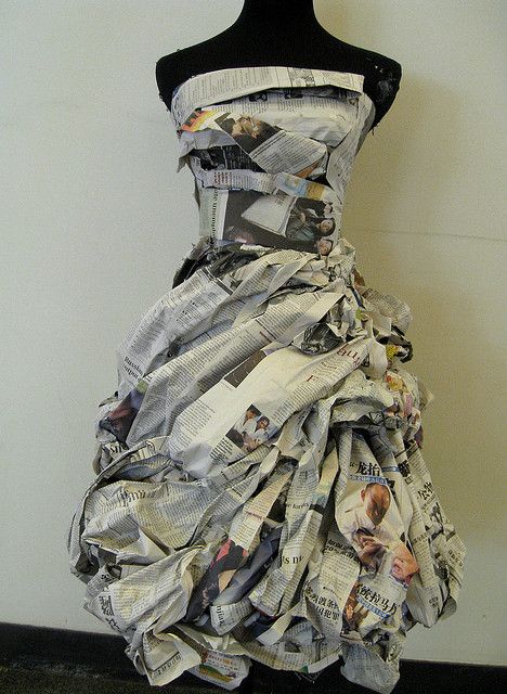 Newspaper Dress with lovely texture detail // fashion meets art. This dress is poportioned perfectly to the pont where it looks like something cute to wear out. I enjoy how the person only used news paper to make it look so form fitting. It looks elegant and worth money instead of just recyecled news paper. Newspaper Fashion, Newspaper Dress, Halloween Nails Diy, Paper Clothes, Recycled Dress, Newspaper Art, Paper Fashion, Paper Dress, Newspaper Crafts