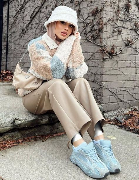 Fashion Hijab Style, Modest Winter Outfits, Bob Chapeau, Outfit Hijab Casual, Perfect Winter Outfit, Mode Turban, Chubby Fashion, Muslim Outfits Casual, Hijab Aesthetic