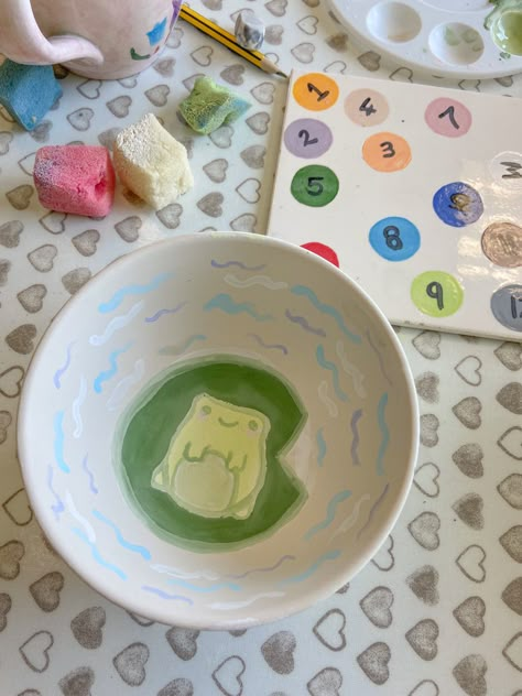 Painting a bowl - frog Frog Pottery Painting, Frog Bowl, Whimsical Kitchen, Ceramic Projects, Pot Painting, Color Me Mine, Keramik Design, Hand Painted Pottery, Clay Craft