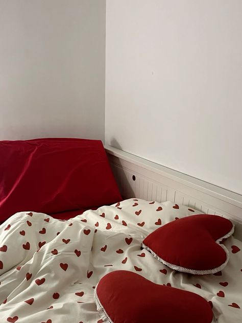 Red Sheets White Comforter, Pink Red Room Aesthetic, White Room With Red Accents, Pink Red Bedroom Aesthetic, White Bedroom With Red Accents, Bed Rot Aesthetic, Red Room Asthetics, Red And White Room Ideas, Red Minimalist Bedroom