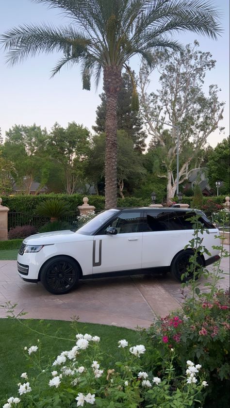 White Range Rover Aesthetic, White Range Rover, Mom Mobile, Range Rover White, Latina Pics, Range Rover Sv, Forest Resort, Car Aesthetics, Luxury Cars Range Rover