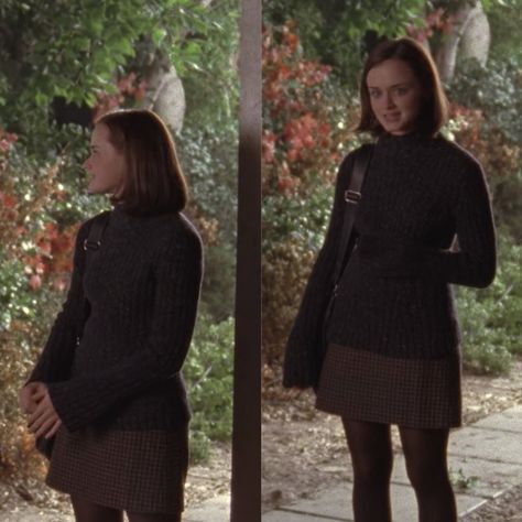 Rory Gilmore style from Gilmore Girls Rory Gilmore Outfits, Gilmore Outfits, Rory Gilmore Style, Gilmore Girls Fashion, Gilmore Girls Outfits, Engagement Photo Outfits Fall, Engagement Photo Outfits, Rory Gilmore, Full House