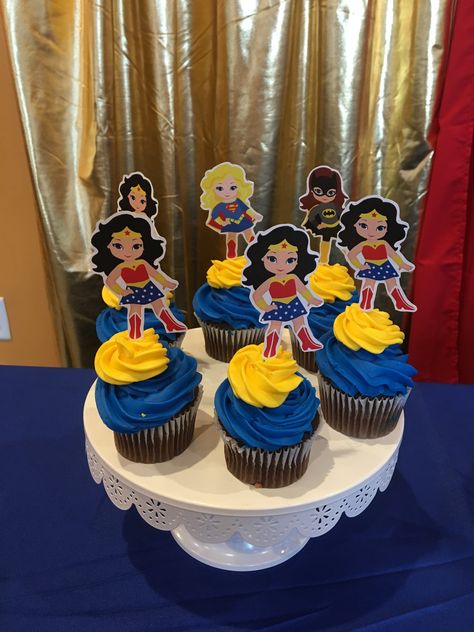 Wonder Woman Cupcakes Ideas, Wonder Woman Cupcakes, Wonderwoman Cupcakes, 28th Birthday Ideas, Wonder Woman Cake, Wonder Woman Birthday Party, Girl Superhero Party, Wonder Woman Birthday, Invitation Layout