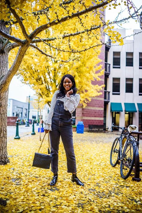 How to rock a pair of overalls Cute Black Overall Outfits, Asheville Outfits Spring, Black Overalls Outfit, Overall Outfits, Fall Outfits For Women, Outfit Retro, Overall Outfit, Overalls Outfit, Black Overalls