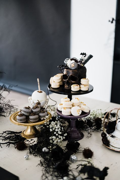 Black Halloween Birthday Party, Black And White Halloween Party Ideas, Black Halloween Centerpiece, Black Treats Table, Wednesday Addams Sweet 16, Black And Gold Halloween Party, Chic Halloween Centerpiece, Victorian Goth Party Decor, Black And White Halloween Wedding