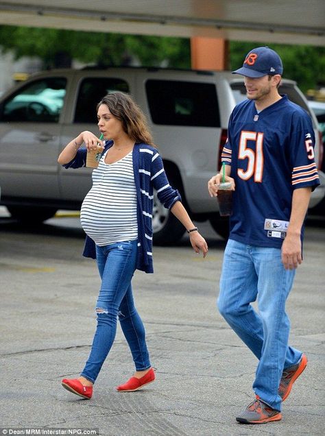 Prego Outfits, A Pregnant Woman, Baby Bump Style, Preggo Fashion, Maternity Chic, Pregnant Celebrities, Ashton Kutcher, Cute Maternity Outfits, Pregnancy Looks