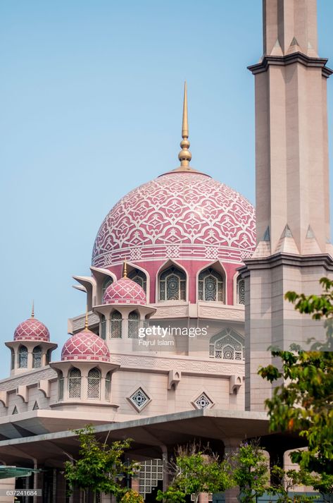 Stock Photo : Putra Mosque located in Putrajaya city, Malaysia Masjid Putrajaya, Putrajaya Mosque, Putra Mosque, Sultan Qaboos Grand Mosque, Beautiful Mosque, Mosque Art, Sheikh Zayed Grand Mosque, Barbie Summer, Mosque Architecture