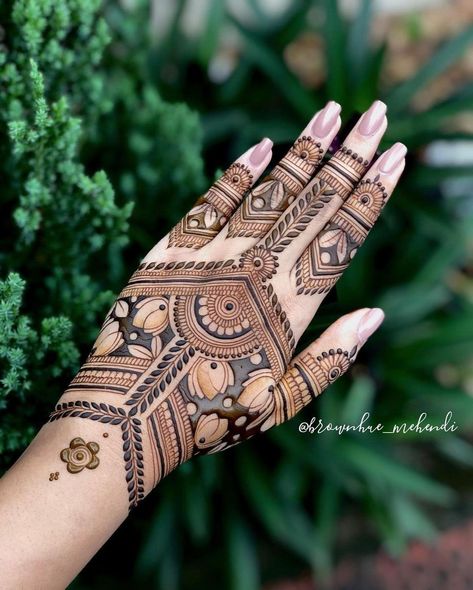 When it comes to getting your hands stained with henna, the 2021 brides-to-be will accept nothing short of the most beautiful and exquisite bridal Mehndi design. Here are some of the trendiest bridal mehendi designs! Back Hand Mehndi Designs Simple Unique, Mehndi Design Hand, Mehndi Designs Simple Easy, Aesthetic Mehendi, Indian Mehendi, Mehndi Mehndi, Mehndi Designs Simple, Bridal Mehndi Design, Simple Mehendi Designs