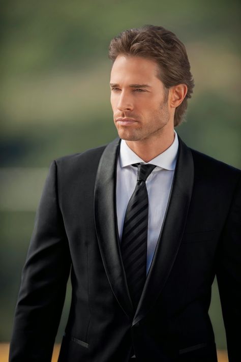 Sebastián Rulli...chiseled jaw and beautiful lips. Drooling Juan Betancourt, Latino Actors, Sebastian Rulli, A Man In A Suit, Latin Men, Man In A Suit, Famous Men, Well Dressed Men, Good Looking Men