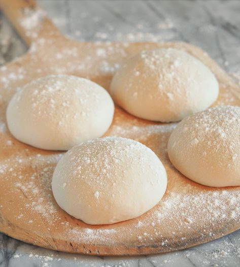 Balls of Neapolitan pizza dough dusted with flour. Burnt Pizza, Pizza Oven Temperature, Healthy Pizzas, Yay Recipes, New Haven Pizza, Neapolitan Pizza Dough, Pizza Oven Recipes, Roast Vegetables, Neapolitan Pizza