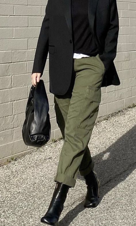 Amal Clooney, Stil Elegant, Looks Street Style, Green Pants, Casual Work Outfits, I Want To Be, 가을 패션, Fashion Over 50, Looks Style