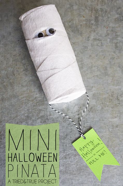 Use a toilet paper roll and some crepe paper to make the cutest DIY Halloween mini pinata ever. You'll love finding out what's inside! This easy kids craft is great for toddlers (with parents help), for preschool, and for school favors. Pinterest Halloween Ideas, Halloween Pinata, Dulces Halloween, Baby Shower Favors Diy, Mini Pinatas, Casa Halloween, Halloween Crafts For Toddlers, Invitation Halloween, Halloween Crafts For Kids