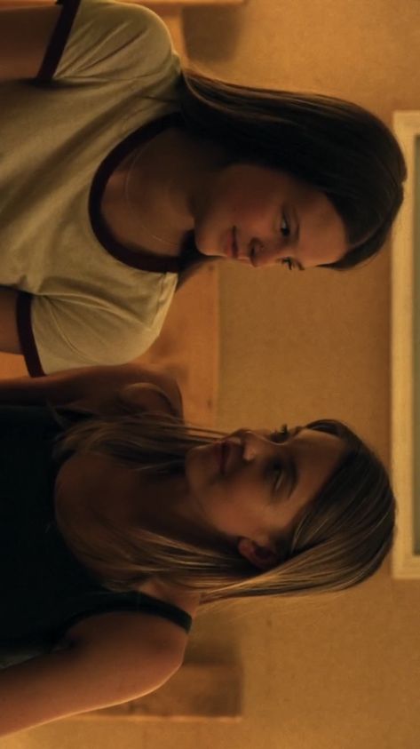 Wuh Luh Wuh, Everything Sucks Emaline And Kate, Kate And Emaline, Sapphic Wallpapers, Wlw Wallpaper, Duck Wallpapers, Wlw Movies, Alison Pretty Little Liars, I Need A Girlfriend