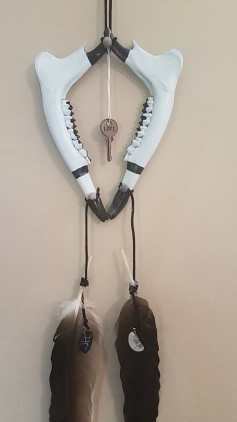 Jaw Bone Crafts, Jawbone Art, Animal Bone Projects, Wicca Wreath, Deer Jaw Bone Crafts, Jaw Bone Art, Cow Jaw Bone Art, Painted Bones, Jaw Bone Dream Catcher