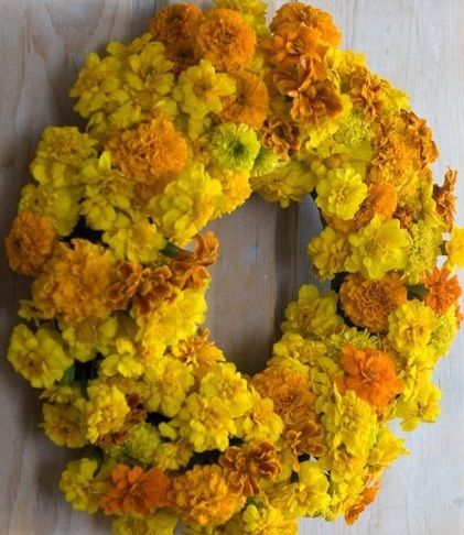 Marigold Wreath, Live Wreath, Fiesta Night, Herb Wreath, Crafts Spring, Autumn Cottage, Yellow Autumn, Door Hangings, Floral Arranging