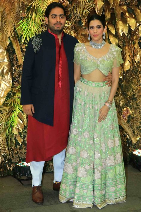 Ambani Wedding Celebrity Outfits, Tina Ambani Son Wedding, Shloka Ambani, Nita Ambani Bags, Akash Ambani, Ambani Family, Engagement Lehenga, Fringe Blouse, Designer Lehengas