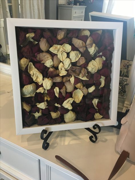 I put the rose petals of one rose from every bouquet my boyfriend has given me in a shadow box. (After i dried them out) This is what it looks like filled with roses from our first year of dating. I got the shadow box & stand from Joanne's. 🌹 Rose Petal Keepsake Ideas, Framed Roses, Roses In Frame, Dried Rose Petals Ideas, Rose Petals Craft, Zimmer Diy, Flower Pedals, Gift Table Wedding, Dried Flowers Diy