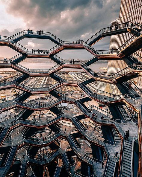 Mind-blowing architecture 🤯 New York City, United States 📷 @richephotos_ Follow @billionairehouses_ for more ! ➖➖➖➖➖➖➖➖➖➖➖ #luxuryhouse… Thomas Heatherwick, Hudson Yards, Destination Voyage, Futuristic Architecture, Landscape Projects, City Aesthetic, Love Is In The Air, Beautiful Buildings, Mind Blowing