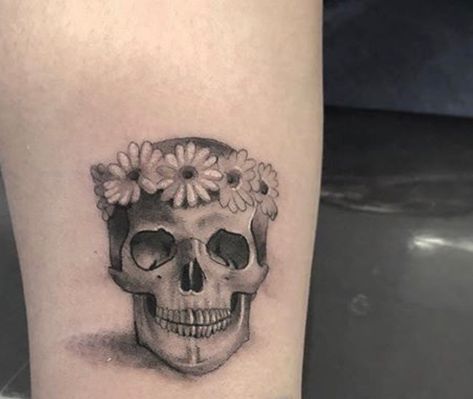 Skull tattoo with a daisy chain crown 😍😍 #skulltattoo #skull ❤️ Daisy Crown Tattoo, Small Skull Tattoo Ideas, Skull Flower Crown Tattoo, Skull With Flower Crown Tattoo, Flower With Skull Center Tattoo, Skull With Sunflowers Tattoo, Skull With Daisy Tattoo, Flowers Growing Out Of Skull Tattoo, Skull Daisy Tattoo