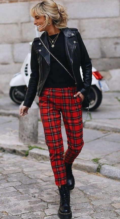 Red Plaid Pants Outfit, Rachel Outfits, Maroon Pants Outfit, Plaid Pants Outfit, Áo Blu, Red Plaid Pants, Winter Mode Outfits, Plaid Jeans, Maroon Pants