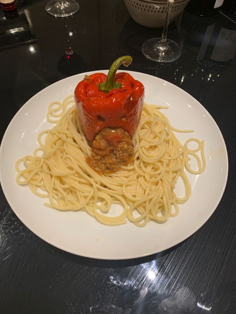 Spaghetti bolognese cooked and put out of a roasted pepper to look scary Halloween Themed Dinner, Themed Dinners Ideas, Dinner Halloween, Halloween Menu, Themed Dinner, Dinner Themes, Dinner Idea, Halloween Themes, Diner