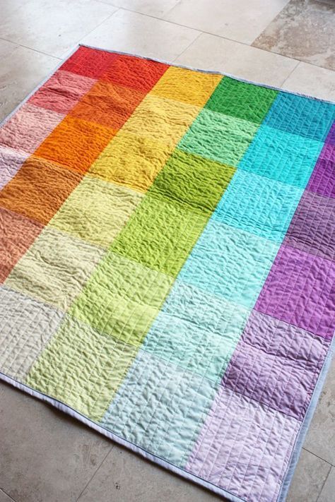 Quilts Using Solid Color Fabrics, Charm Squares, Bonnie Hunter, Rainbow Quilt, Cozy Quilts, Pretty Quilt, Colorful Quilts, Diy Quilt, Scrappy Quilts