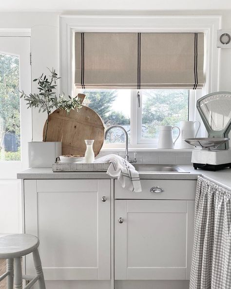 White kitchen Marie McMillen na Instagramie: „Mornin’ All. I don’t think I’ve shown you sink in our utility room before. It always seemed a bit plain and boring tbh. But now that I…” Roman Blinds Kitchen, Kitchen Blinds, Roman Blind, Grain Sack, Kitchen Window, Roman Blinds, Red Stripe, Blinds For Windows, Roman Shades