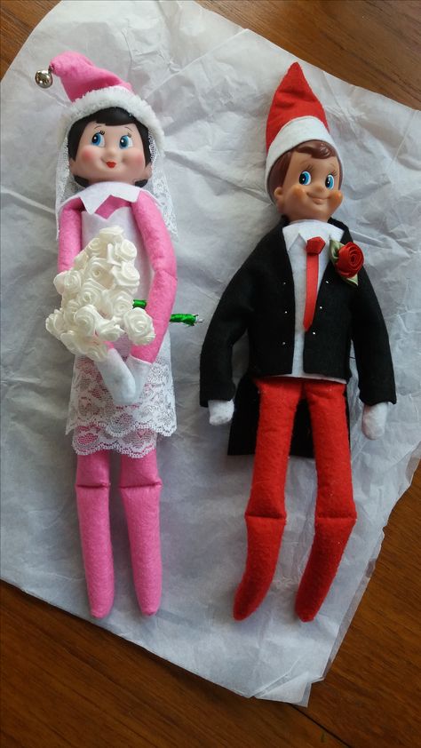 Elf on the shelf bride and groom elf wedding Elf On The Shelf Wedding Ideas, Elf On The Shelf Wedding, Victorian Christmas Decorations, Elf Decorations, Summer Christmas, Elf Clothes, Awesome Elf On The Shelf Ideas, Winter Table, Christmas Centerpieces Diy